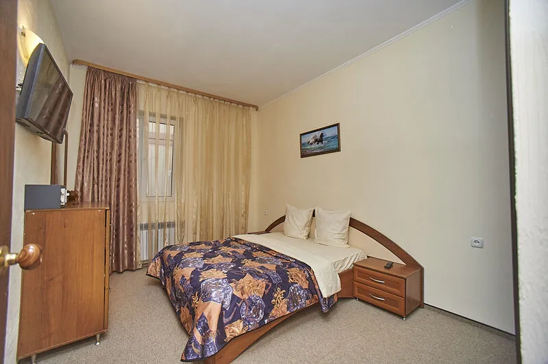 Люкс 4-местный 2-комнатный (№1, с видом на море, 1 этаж)