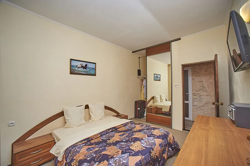 Люкс 4-местный 2-комнатный (№1, с видом на море, 1 этаж)