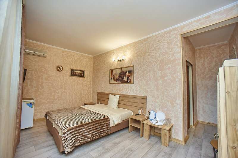 Люкс 4-местный 2-комнатный (№1, с видом на море, 1 этаж)