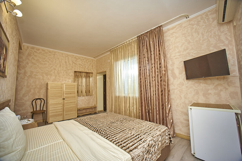 Люкс 4-местный 2-комнатный (№1, с видом на море, 1 этаж)