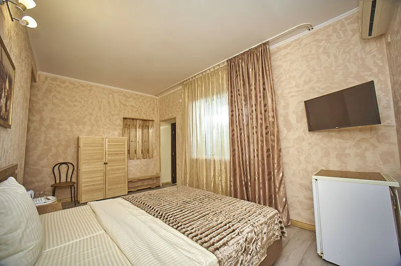 Люкс 4-местный 2-комнатный (№1, с видом на море, 1 этаж)