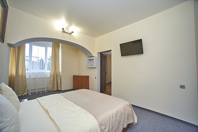 Люкс 6-местный 2-комнатный (№3, с видом на море, 1 этаж)