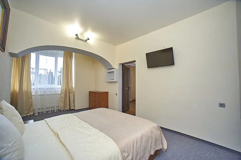 Люкс 6-местный 2-комнатный (№3, с видом на море, 1 этаж)