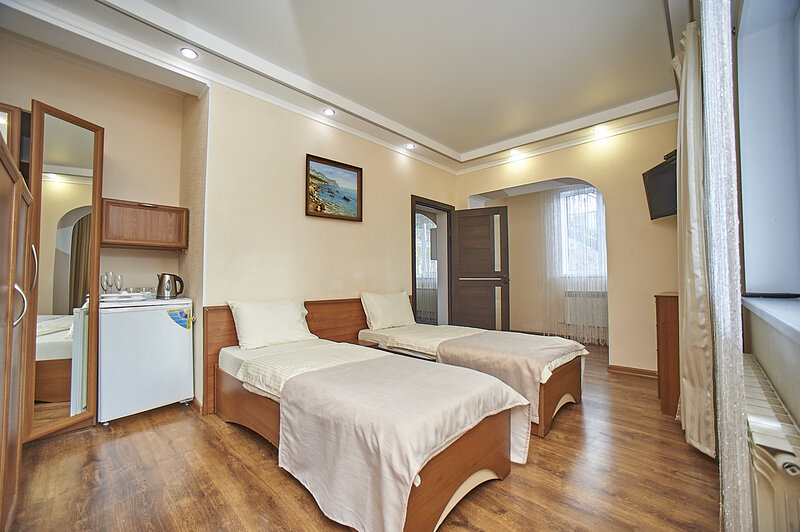 Люкс 6-местный 2-комнатный (№3, с видом на море, 1 этаж)