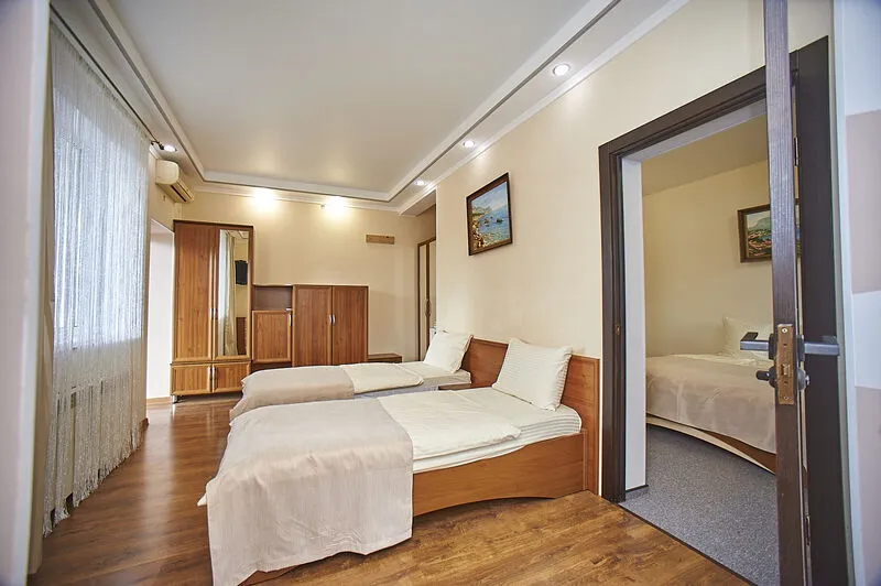 Люкс 6-местный 2-комнатный (№3, с видом на море, 1 этаж)