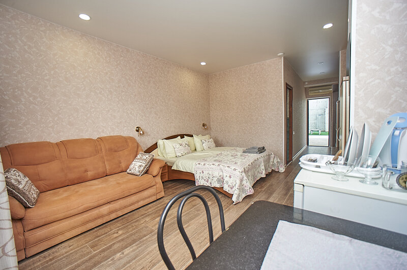 Полулюкс 4-местный (№6, с видом на море, 2 этаж)