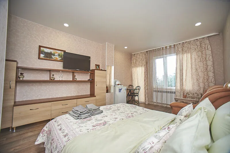 Полулюкс 4-местный (№6, с видом на море, 2 этаж)