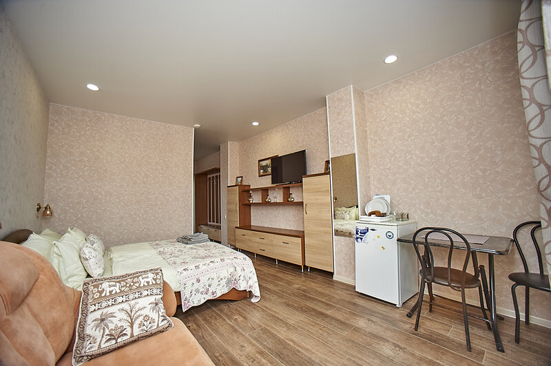 Полулюкс 4-местный (№6, с видом на море, 2 этаж)