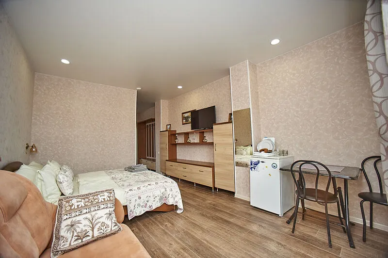 Полулюкс 4-местный (№6, с видом на море, 2 этаж)