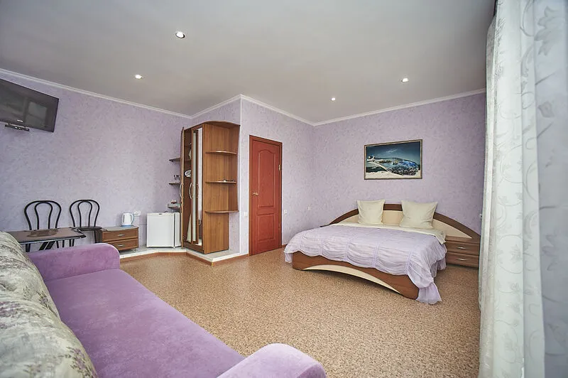 Полулюкс 4-местный (№8, с видом на море, 2 этаж)