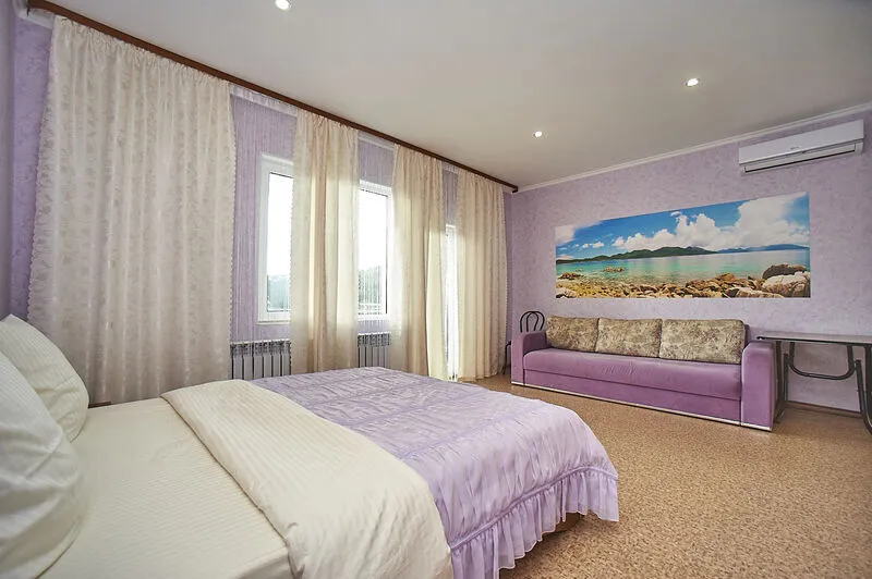 Полулюкс 4-местный (№8, с видом на море, 2 этаж)