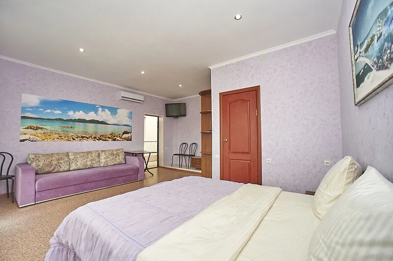 Полулюкс 4-местный (№8, с видом на море, 2 этаж)