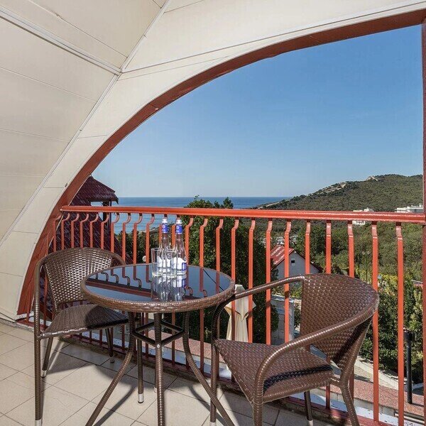 Семейный 2-местный 2-комнатный (с балконом и кухонной зоной)