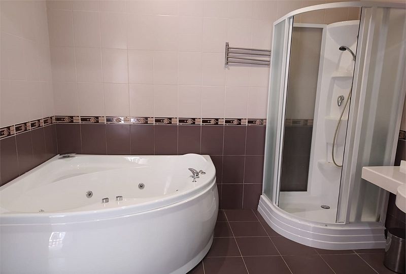 Люкс 2-местный 2-комнатный (с джакузи)