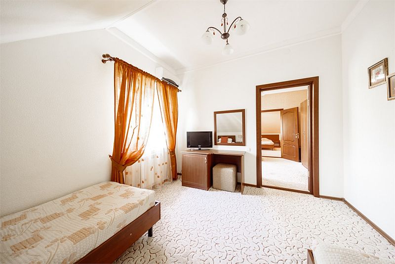 Полулюкс 4-местный 3-комнатный