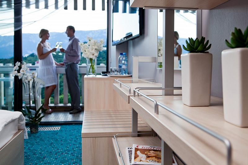 Люкс 3-местный 2-комнатный с двуспальной кроватью и диваном