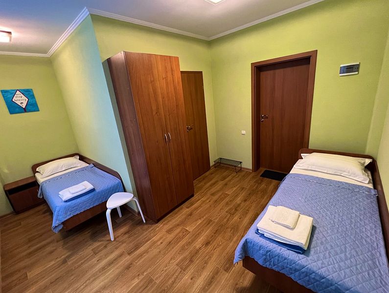 Номер 2-местный 1-комнатный (с односпальными кроватями и балконом, с видом на море )