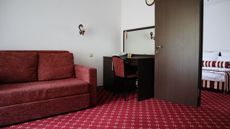 Полулюкс 2-местный 2-комнатный (корпус 1, вид на пруд)