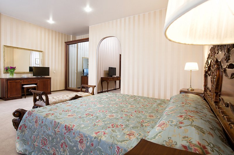 Люкс 2-местный 2-комнатный (Фирменный, с видом на море и балконом)