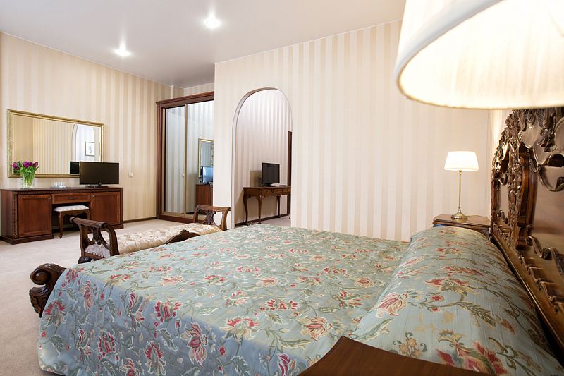 Люкс 2-местный 2-комнатный (Фирменный, с видом на море и балконом)