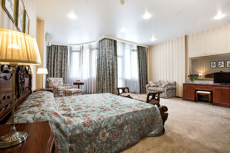 Люкс 2-местный 2-комнатный (Фирменный, с видом на море и балконом)