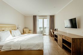 Люкс (корпус 1) с балконом и с боковым видом на море, Пансионат Amza Park Hotel, Гагра