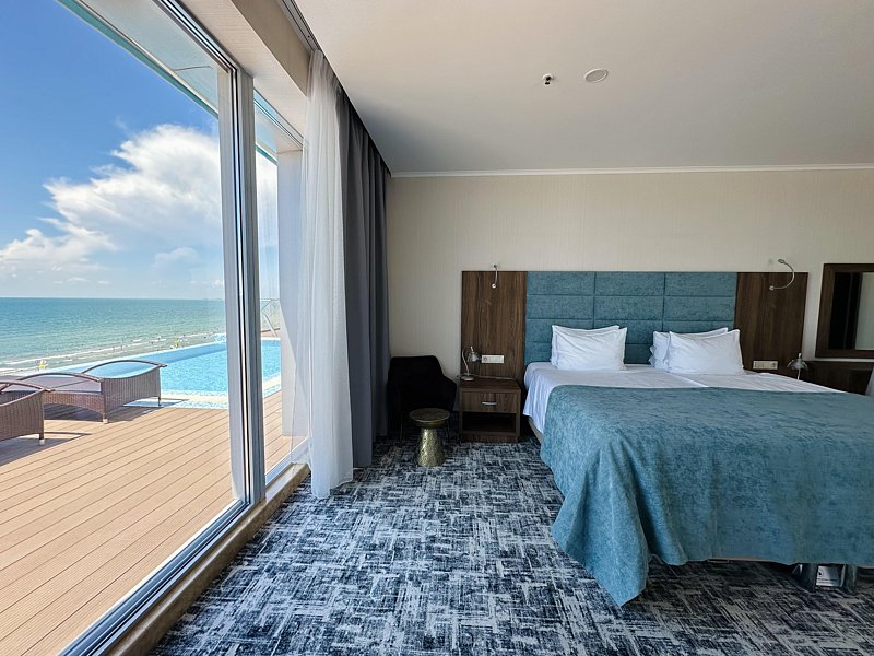 Апартаменты 4-местный (с бассейном, вид на море)