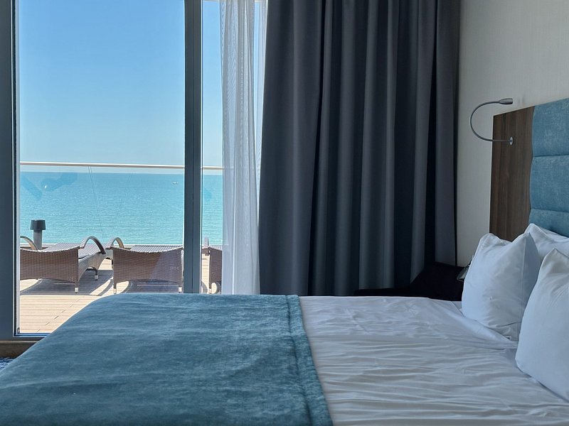 Апартаменты 4-местный (с бассейном, вид на море)