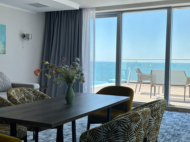 Апартаменты 4-местный (с бассейном, вид на море)