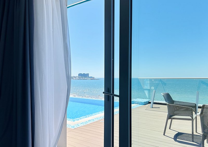 Апартаменты 4-местный (с бассейном, вид на море)