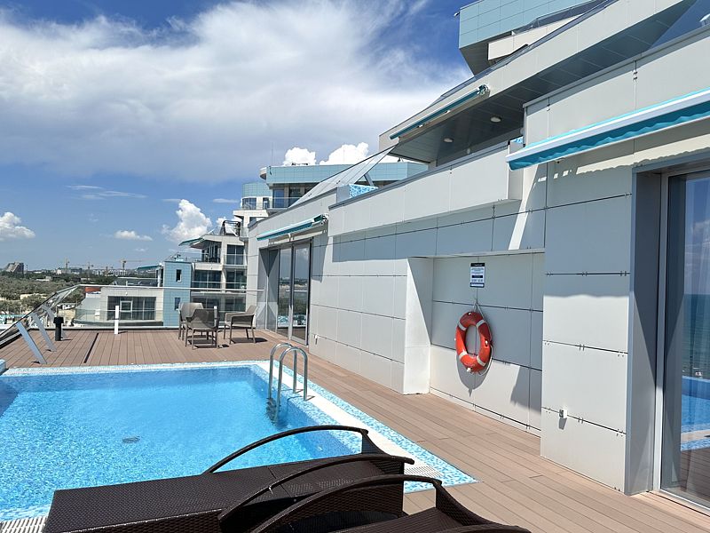 Апартаменты 4-местный (с бассейном, вид на море)