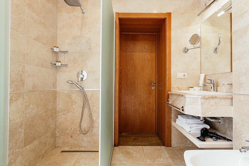 Люкс 2-местный 2-комнатный (с джакузи, корпус 1)