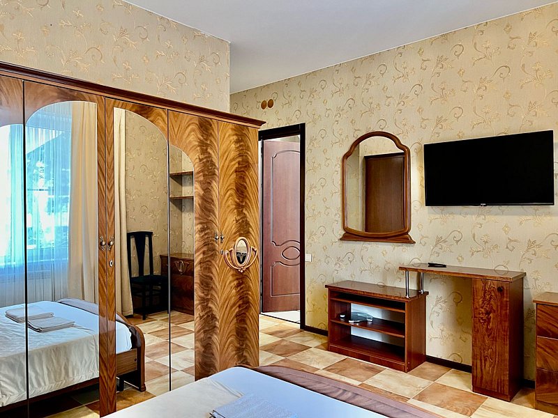 Люкс 6-местный 2-комнатный (с выходом к бассейну)