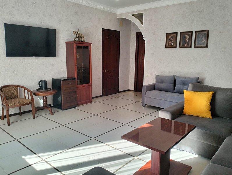 Люкс 6-местный 2-комнатный (с выходом к бассейну)