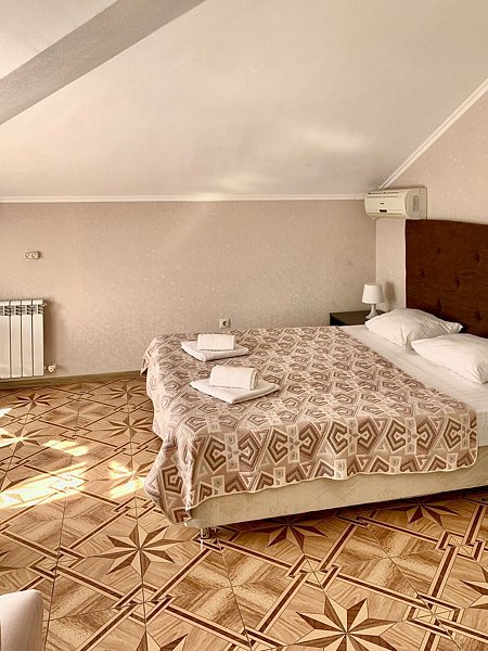 Люкс 4-местный 2-комнатный (с балконом)