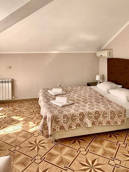 Люкс 4-местный 2-комнатный (с балконом)