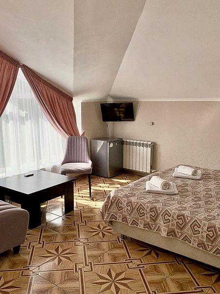 Люкс 4-местный 2-комнатный (с балконом)