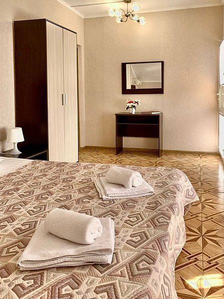 Люкс 4-местный 2-комнатный (с балконом)