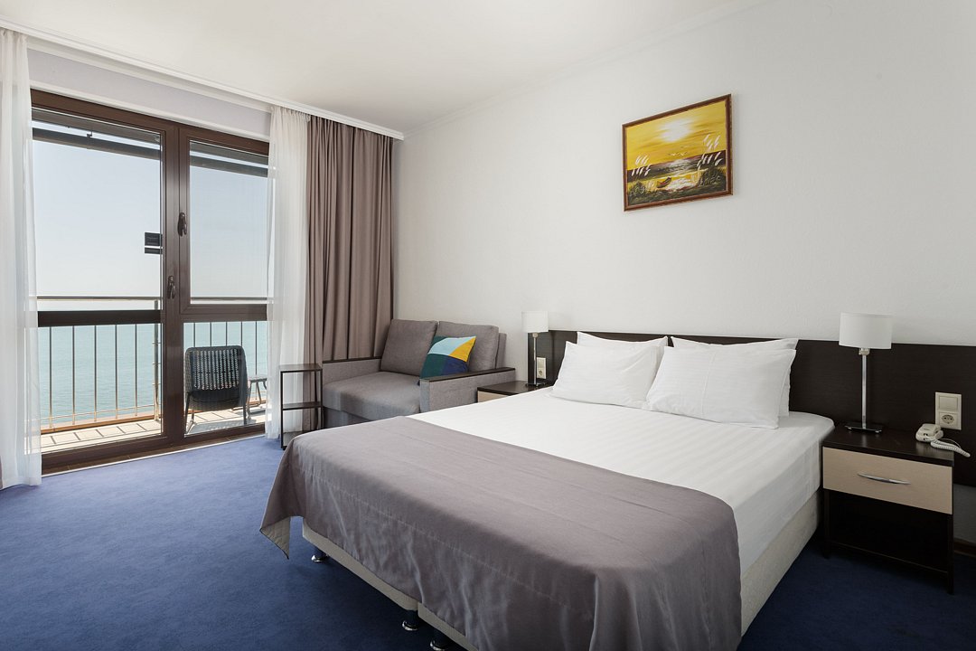 Superior (Отель 3*) 2-местный 1-комнатный с балконом, вид на море, двуспальная кровать