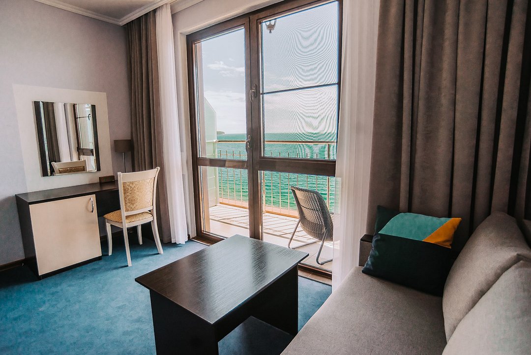 SUPERIOR (TWIN) (Отель 3*) с балконом, вид на море, раздельные кровати, диван