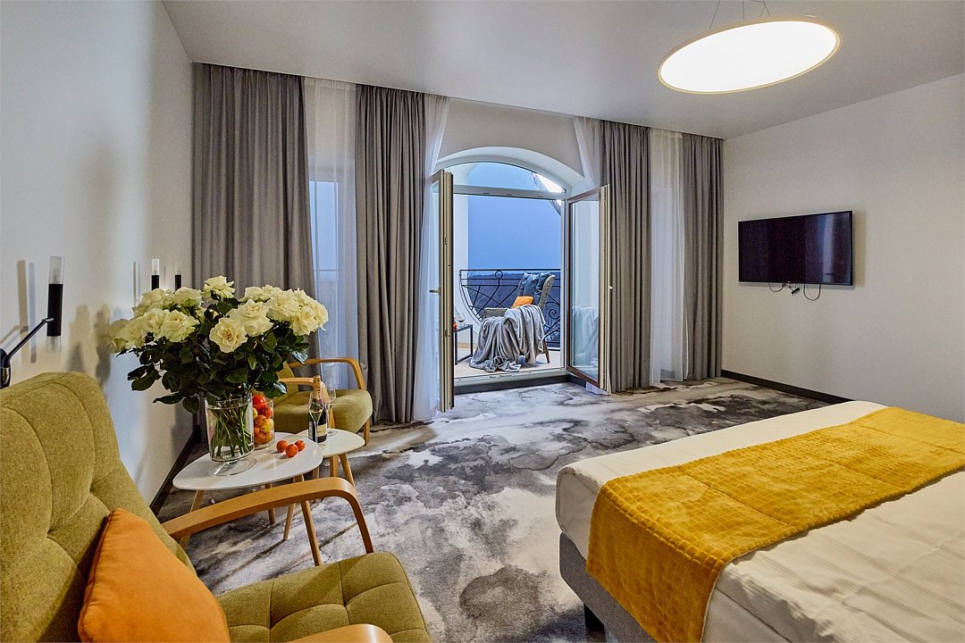 Апартаменты 2-местный 1-комнатный (с панорамным видом и балконом)