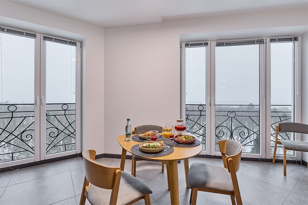 Апартаменты 2-местный 1-комнатный (с панорамным видом и балконом)