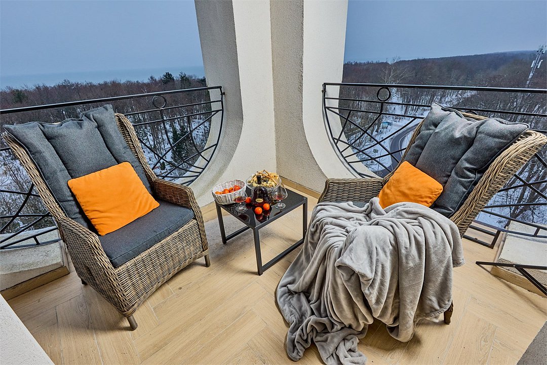 Апартаменты 2-местный 1-комнатный (с панорамным видом и балконом)