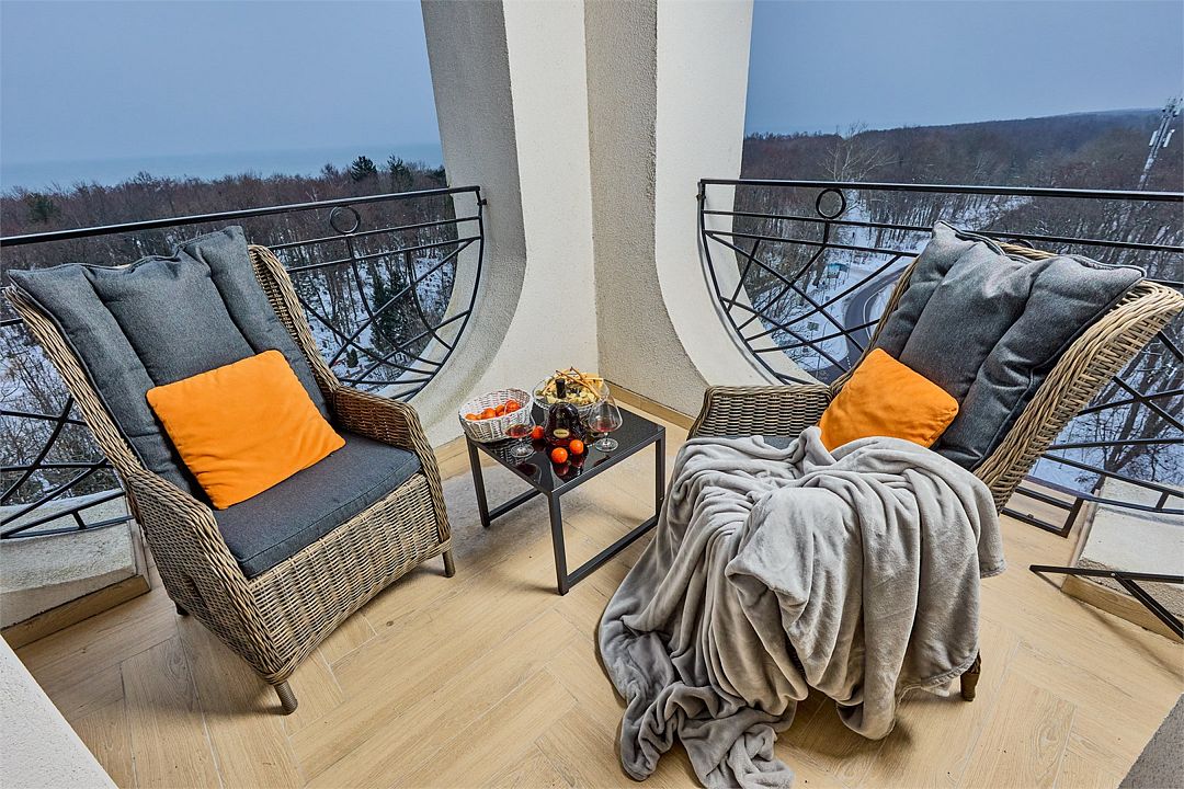 Апартаменты 2-местный 1-комнатный (с панорамным видом и балконом)