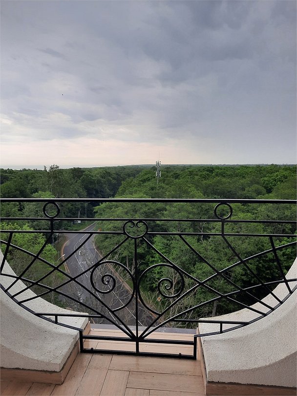 Апартаменты 2-местный 1-комнатный (с панорамным видом и балконом)