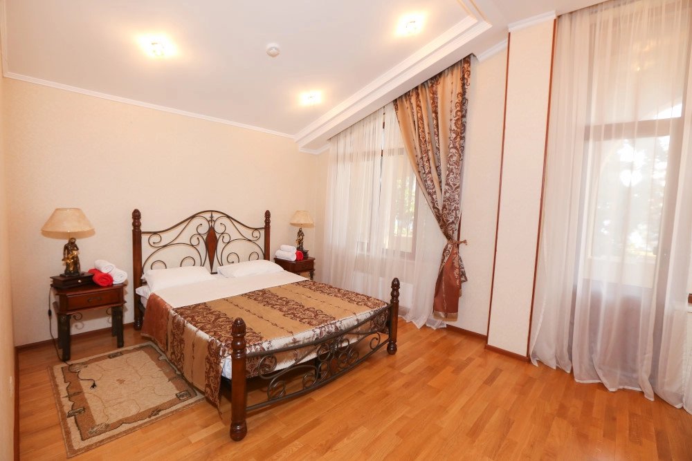 Коттедж 6-местный 4-комнатный (большой 2-этажный)