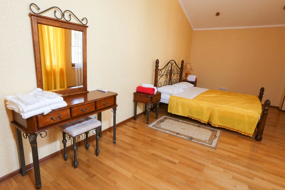 Коттедж 6-местный 4-комнатный (большой 2-этажный)