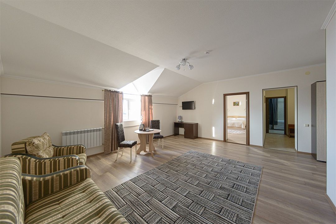 Полулюкс 6-местный 2-комнатный (406)