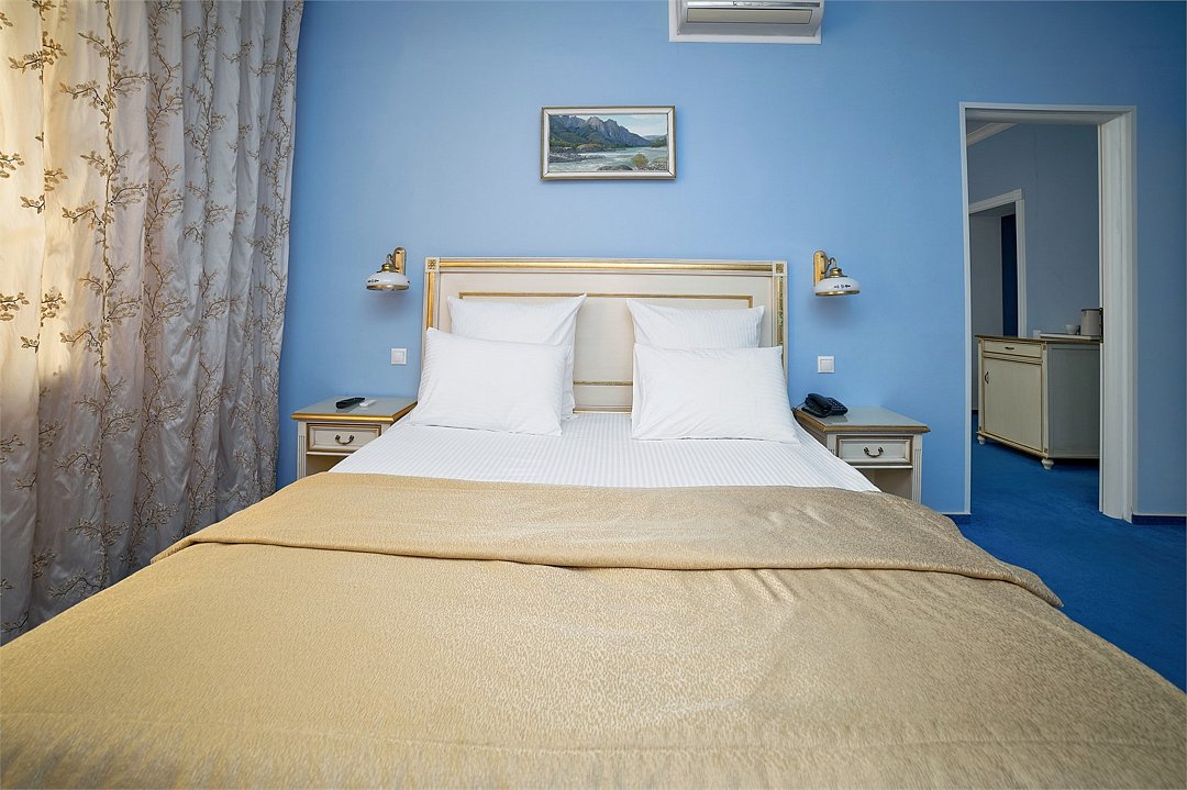 Люкс 2-местный 2-комнатный (с балконом)