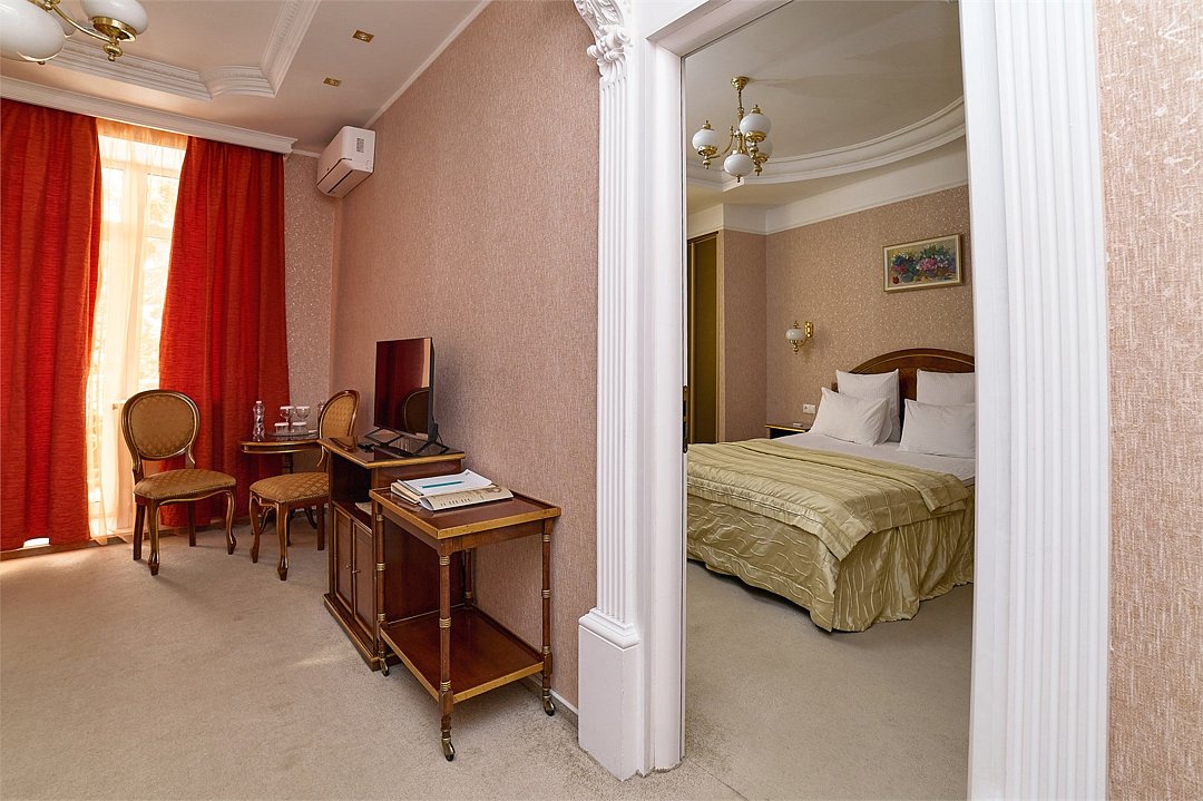 Люкс 2-местный 2-комнатный (с балконом)